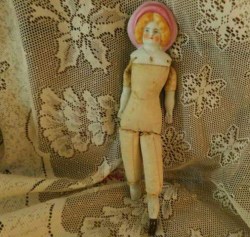 BLONDE BONNET HEAD MAIN